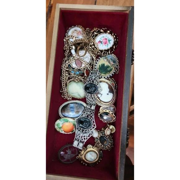 Lot Of 21 Vintage Cameo 15 Brooches 2 Pendants 2 Bracelets 1 Ring 1 Earring  Set - Picture 2 of 9